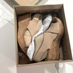 Clarks tan wedges